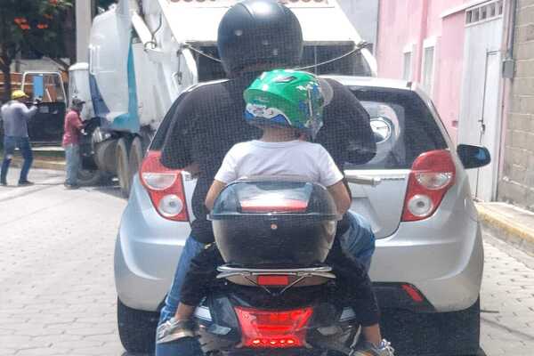 Menores de 12 años no podrán viajar como pasajeros sobre motocicletas en Puebla
