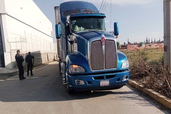 Policía de Cuautlancingo recupera tractocamión robado; dos hampones logran huir