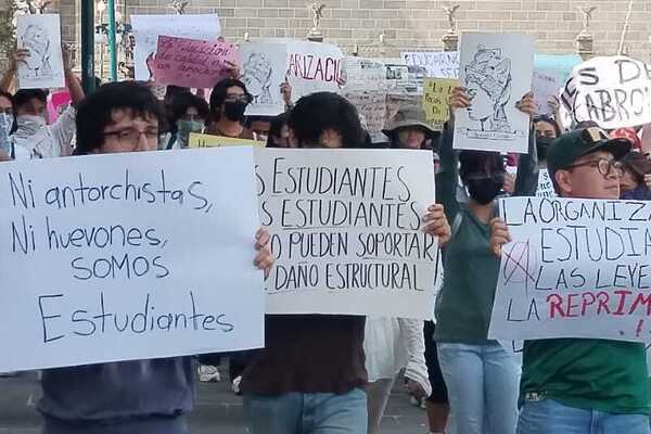 Paro BUAP | Estudiantes de facultades del Centro Histórico entregan pliegos e inician diálogo