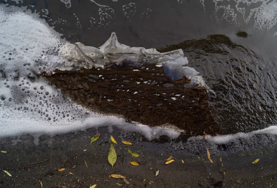 “Cuerpos de Agua en estado de emergencia”, es una propuesta artística que invita a la reflexión del impacto ambiental en recursos hídricos