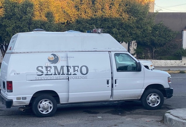 Abandonan cuerpo emplayado y mensajes de amenaza dentro de cajuela en Tzicatlacoyan, Puebla