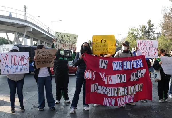 Alumnas del BINE en Puebla protestan contra discriminación y abuso de poder