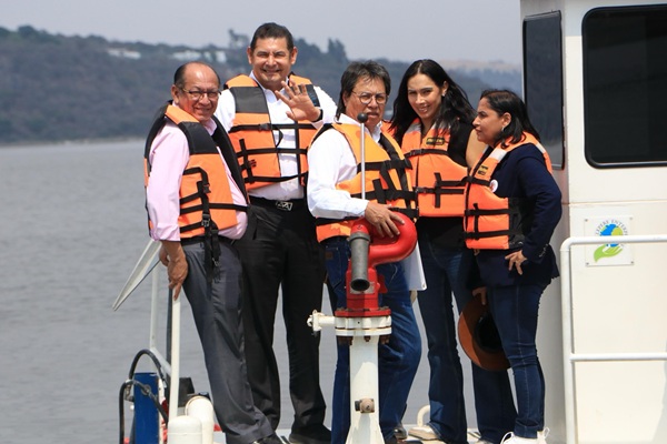 Armenta supervisa funcionamiento de embarcaciones para oxigenación y ozonificación del lago de Valsequillo