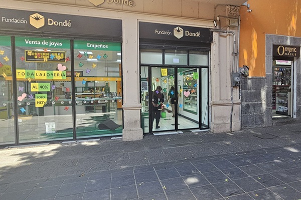Asaltan tienda de empeño en el Centro Histórico de Puebla; ladrones huyen en moto