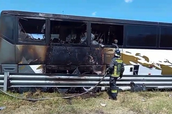 Autobús de turismo termina calcinado sobre la autopista México-Puebla