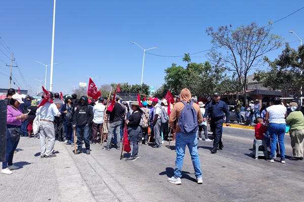 Bloquean la México-Veracruz para exigir mejoras y trato digno a pacientes indígenas de la Sierra Negra