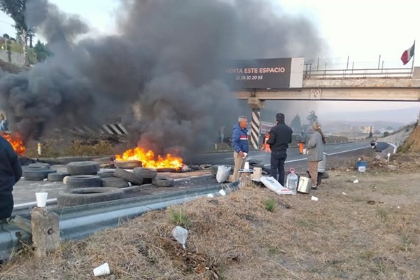 Bloqueo en autopista y carretera federal a Atlixco dificulta investigación por desaparició de Victoria y Miriam