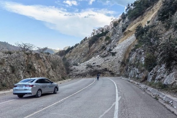 CAOS VIAL | Autopista Oaxaca-Cuacnopalan permanecerá cerrada por enorme derrumbe cerca de la caseta de Huitzo