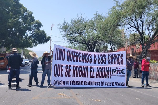 Campesinos de Tehuacán bloquean carretera a Teotitlán