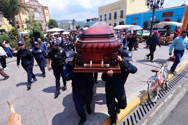 Despiden con honores al oficial; fue asesinado en carretera a Chignahuapan