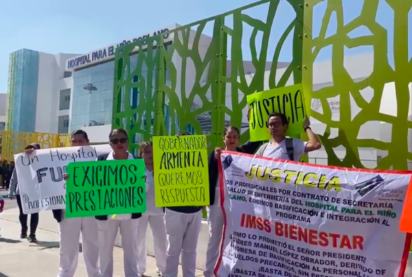 Enfermeras y enfermeros del HNP exigen mejores condiciones laborales; bloquean bulevar del Niño Poblano
