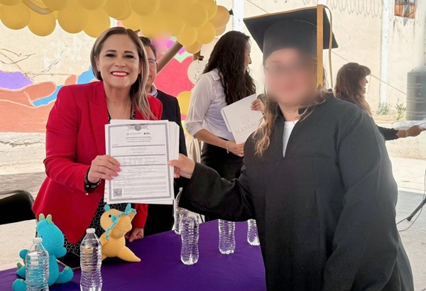 Entrega ITEA certificados educación básica a internas del Cereso de Apizaco