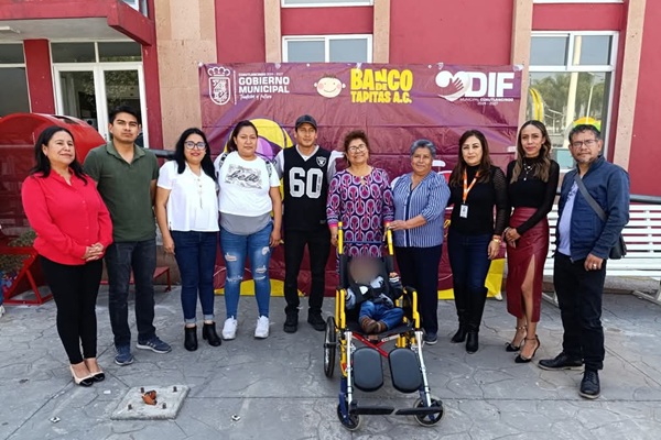 Entrega Tere Alfaro silla tipo PSI a un pequeño con necesidades especiales en Sanctorum