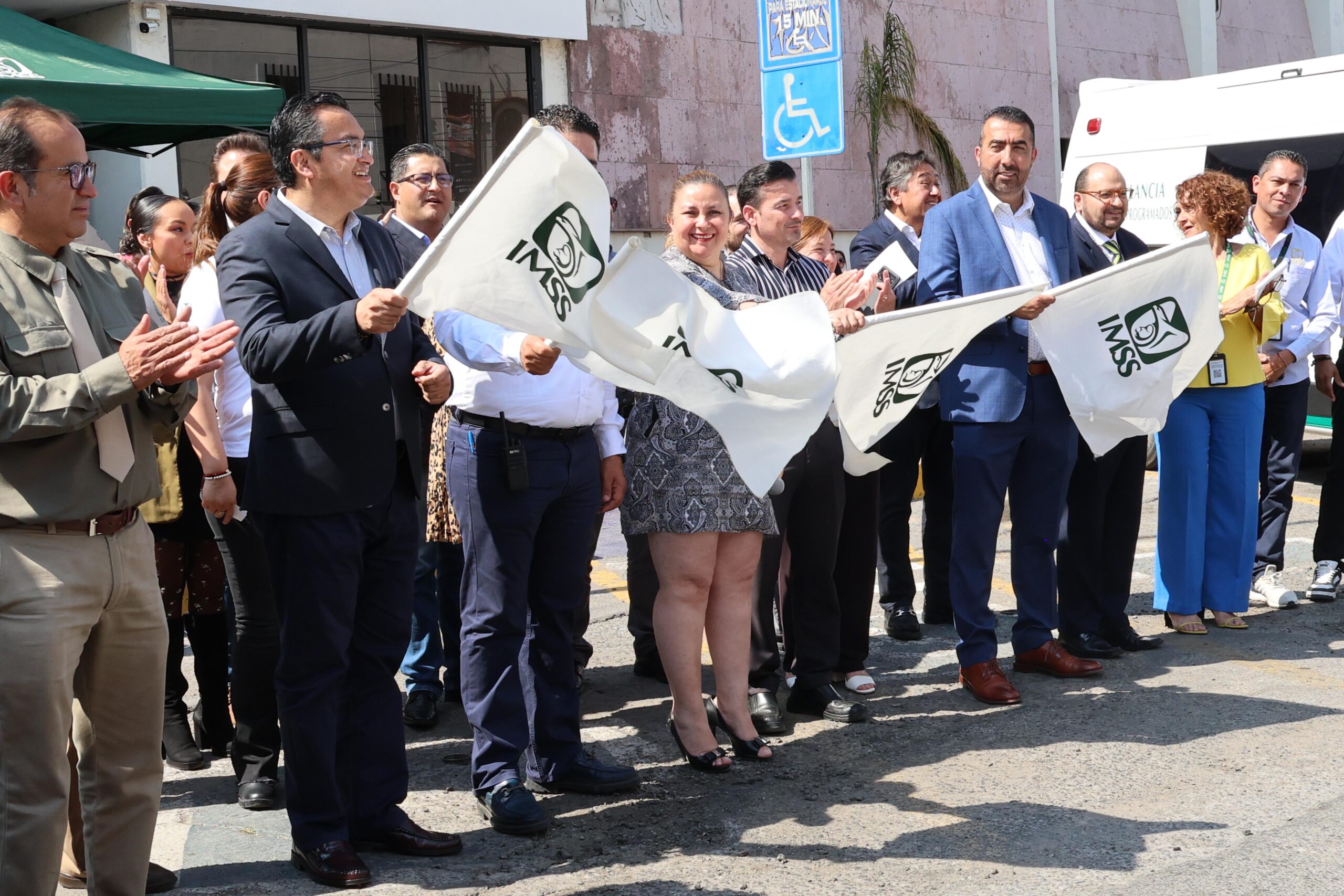 La titular del IMSS Puebla destacó que con estas ambulancias se beneficiará a un millón de derechohabientes de distintos municipios
