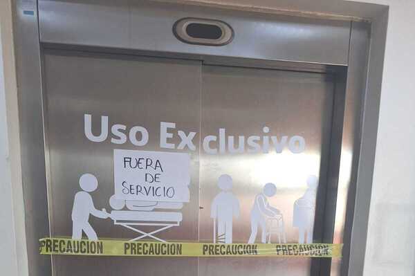 Deben subir las escaleras para llegar a sus consultas; expresaron que personal del ISSSTE como enfermeros no los auxilian en el trayecto