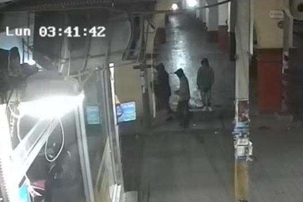 Ladrones saquean negocio en pleno centro de Calpulalpan
