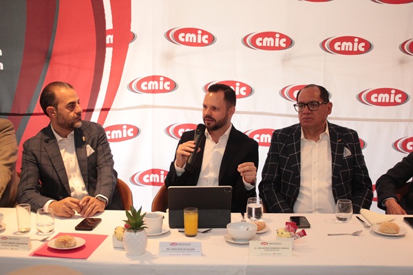 Presenta David Aysa Programa Anual de Obra Pública a integrantes de la CMIC