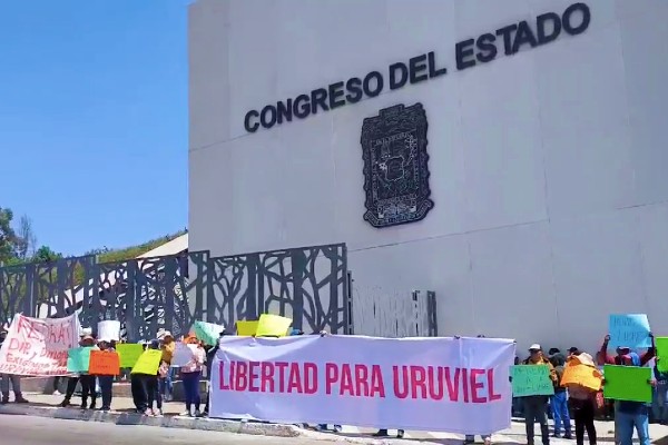 Protestan frente al Congreso de Puebla para exigir libertad para Uruviel y Giovanni González Vieyra