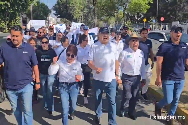 Rectora de la BUAP marcha hasta CU1; estudiantes mantienen paro y no entrega pliego petitorio
