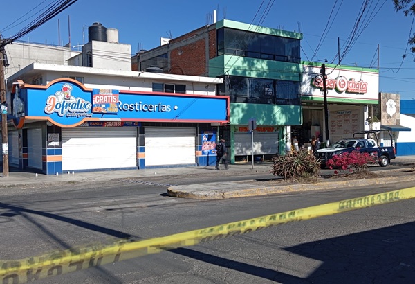 Se registra balacera y persecución en Apizaco por asalto armado al minisúper Superchata
