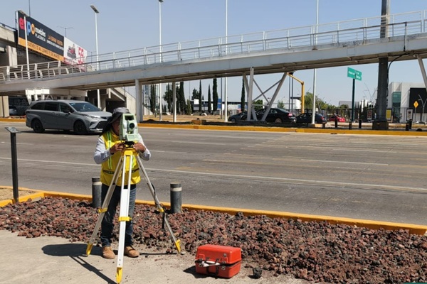 Secretaría de Infraestructura inicia trabajos topográficos para construir paso peatonal Vía Atlixcáyotl y Cúmulo de Virgo