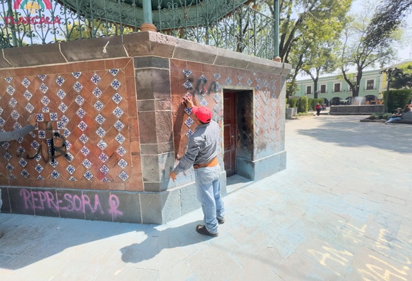 Trabaja personal del Ayuntamiento de Tlaxcala en la rehabilitación del centro histórico de Tlaxcala