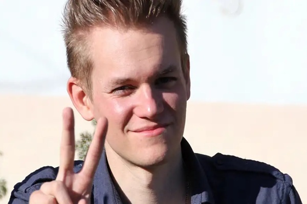 Turquía detiene a periodista sueco por cargos de terrorismo y supuestos nexos con el grupo kurdo PKK