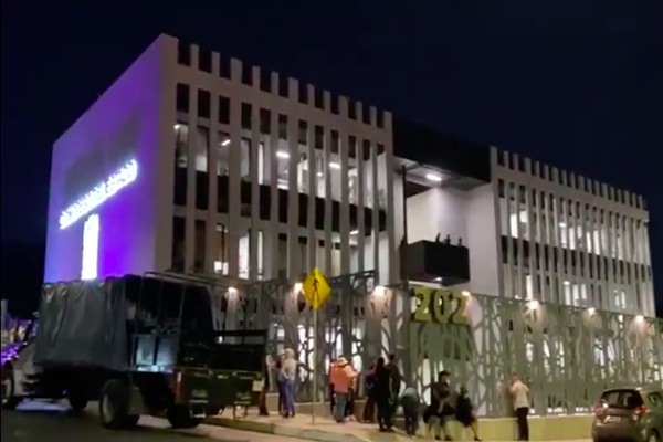 Vecinos de Cd. Serdán y Tlachichuca retienen a 30 legisladores en el Congreso de Puebla; exigen hablar con Fedrha Suriano