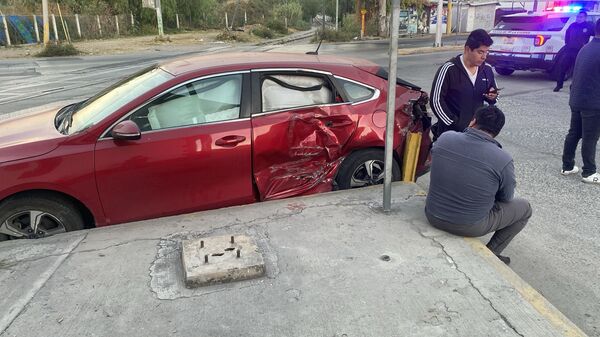 El auto fue impactado por el tren en el costado trasero del lado del copiloto en Esteban de Antuñano, el conductor tuvo una crisis nerviosa