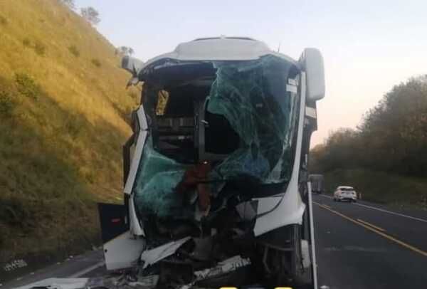 Autobús de pasajeros choca contra pipa en la autopista Mexico-Tuxpan; hay 20 lesionados, cinco graves