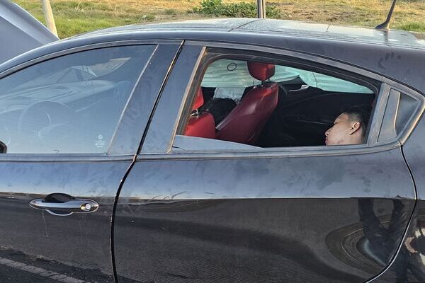 Ebrio choca su Alfa Romeo en carretera federal Atlixco y lo abandona con "amigos" dentro