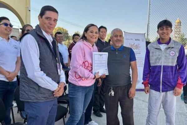 Acuden a la comunidad de Aztatla, donde garantizan el derecho a la educación de manera gratuita para contribuir a la alfabetización de México