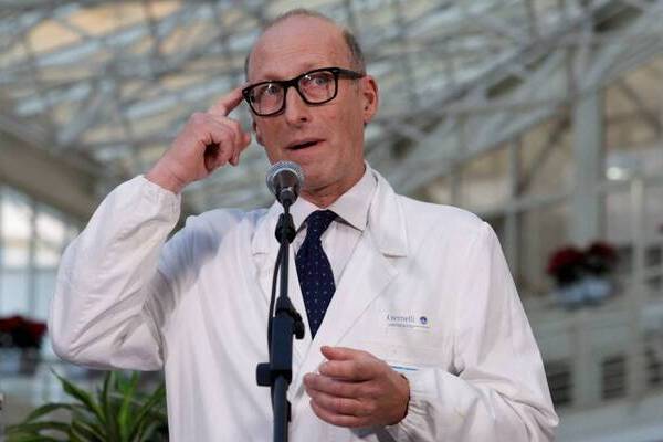 El médico del papa Francisco, Sergio Alfieri, explica que "tuvo que decidir entre parar y dejarlo ir o probar todos los medicamentos"