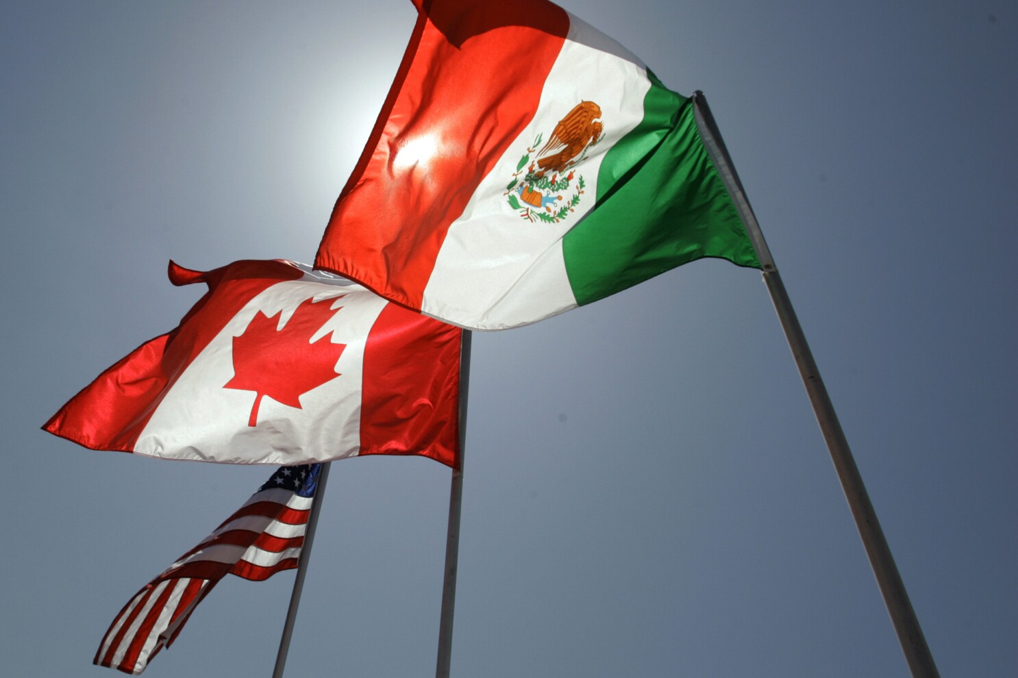Los aranceles impuestos por EE.UU. a productos de México y Canadá, empiezan a aplicarse desde este martes y los países afectados tomarán medidas de respuesta