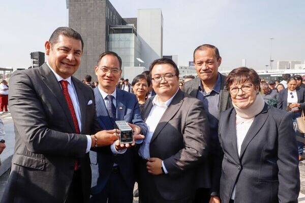 Puebla realizó la entrega de taxis eléctricos y autobuses como parte del Programa Integral de Modernización del Transporte Público