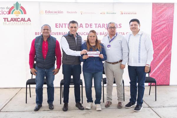 El alcalde y las autoridades educativas encabezaron la entrega de becas Rita Cetina a 484 alumnos de secundaria