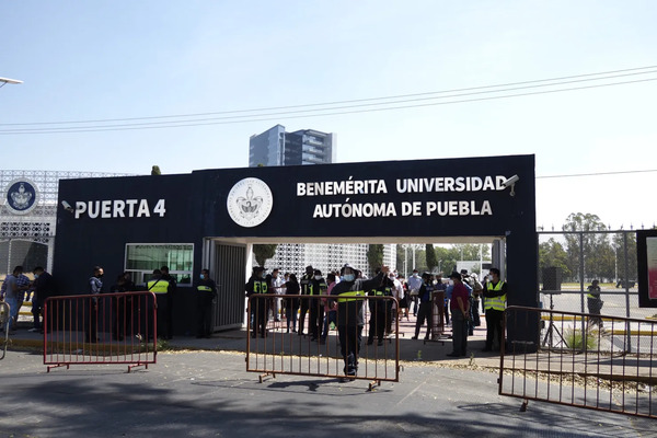 Paro BUAP | Estudiantes permiten acceso a Ciudad Universitaria 1 a personal de DAE y operadores del STU