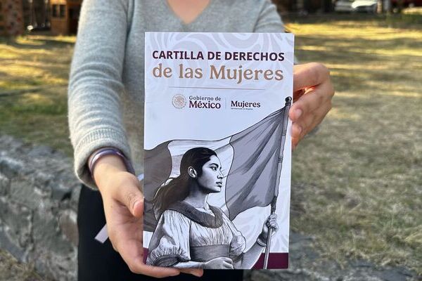 SMET: Tlaxcala se suma a campaña federal y distribuye la cartilla de los derechos de las mujeres