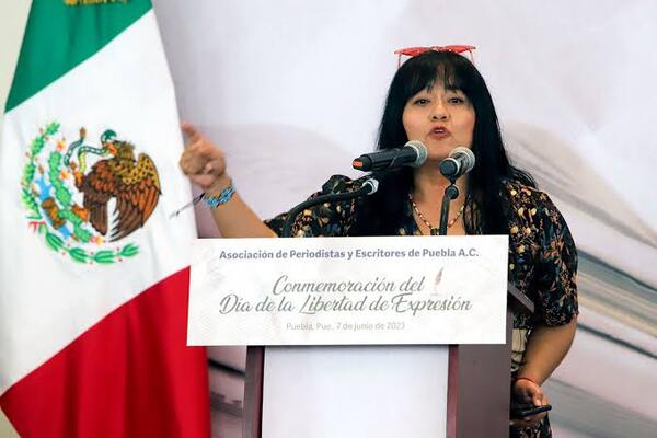 La agrupación CIMAC que defiende a mujeres comunicadoras, condenó la violencia que ha enfrentado la periodista poblana, Claudia Martínez