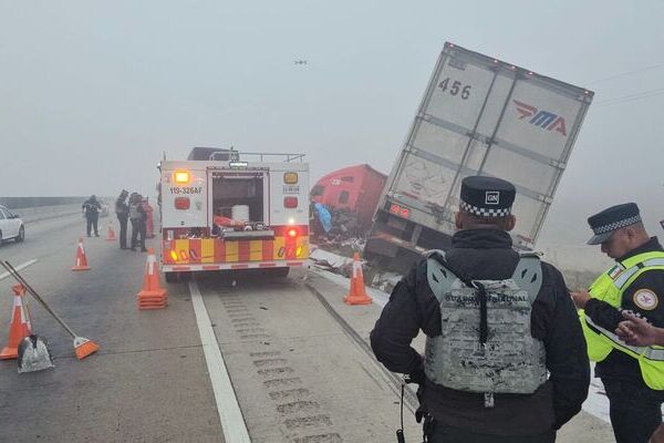Custodio muere prensado al ser embestido por tractocamión en la autopista Puebla-Orizaba