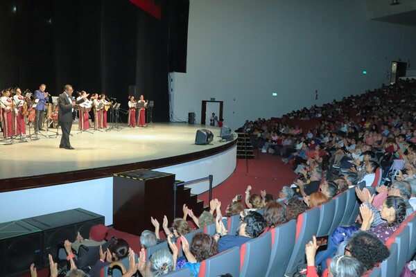 En el concierto del Día de la Autonomía, los asistentes disfrutaron del ensamble “Flor de agave” y la Orquesta Sinfónica de la UATx