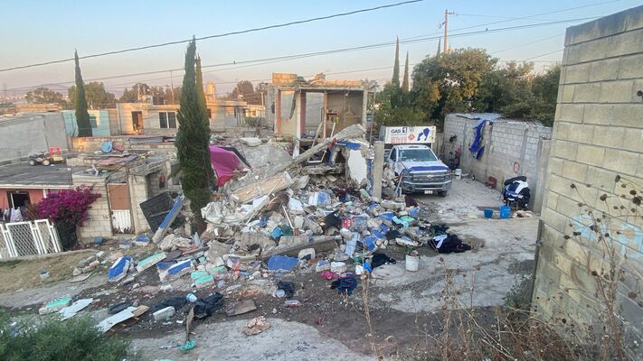 Explosión de gas LP deja dos heridos y derrumbe total de casa al sur de la ciudad de Puebla
