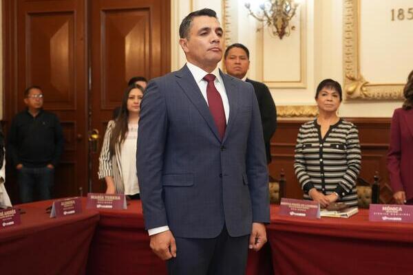 Félix Pallares Miranda rinde protesta como titular de la SSC Puebla ante el Cabildo capitalino