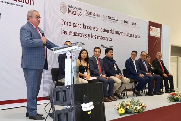 Los trabajos del foro se realizaron a través de cinco mesas, con la participación de 100 maestros y maestras en cada una
