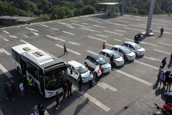 La inversión fue para el enganche del 20% de 10 taxis y 6 autobuses, y operarán en la Ruta JBS Morado, Cree Madero, Azteca y la Ruta 72.