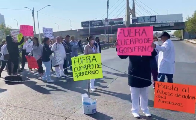 Médicos y enfermeras denuncian desabasto de insumos y medicamentos en Hospital General de Cholula; bloquean Periférico