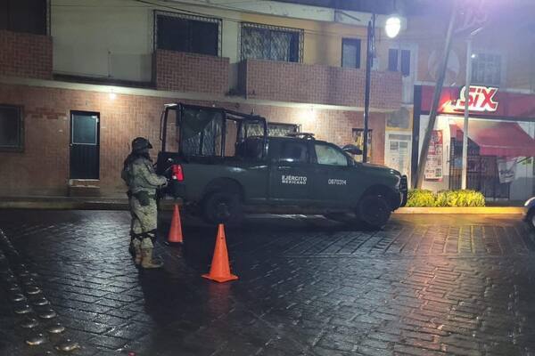 Ejército y FGE capturan a cinco mujeres con armas y uniformes tipo militar, en Huauchinango