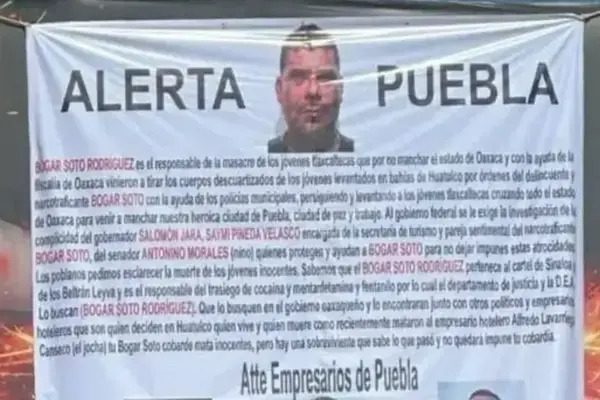 La manta acusa Bogar N, como responsable de la desaparición y muerte de los tlaxcaltecas, fue colocada en la autopista Cuacnopalan-Oaxaca