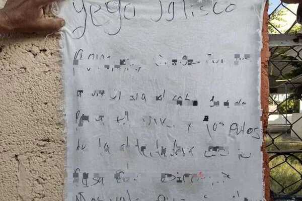 La narcomanta fue localizada por colonos, quienes informaron que presuntamente un hombre la encontró tirada y la colocó en la escuela