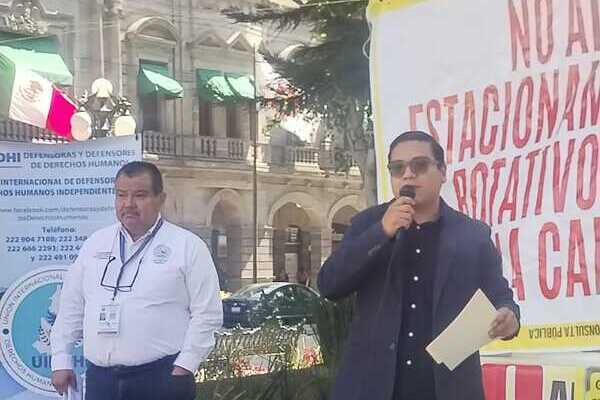Entregan más de dos mil oficios contra ampliación de parquímetros en Puebla
